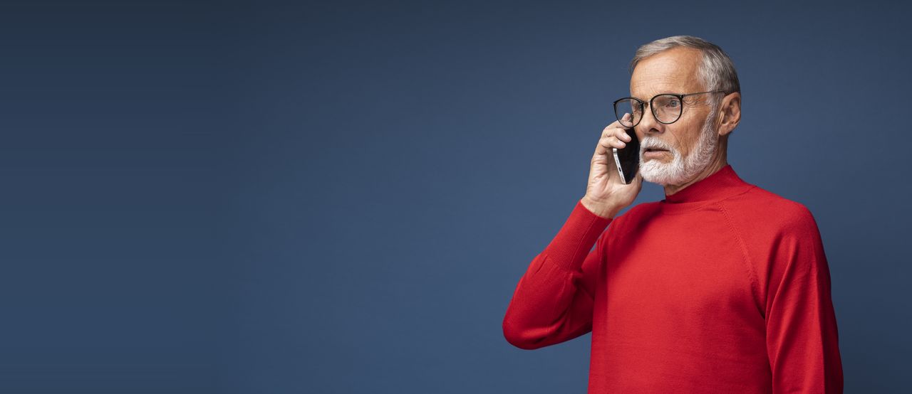 Cliente falando ao celular com o atendimento da ProtectMe